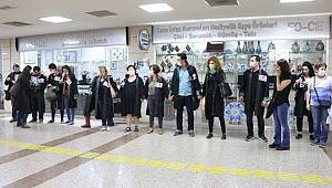 İzmir'de Avukatların Dayanışma Zincirine Polis Müdahalesi