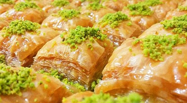 Kayyum Baklavacının Tabelasını İndirdi