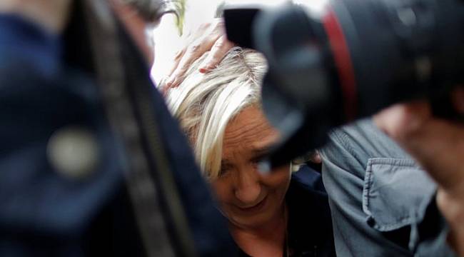 Le Pen'e Yumurta Atıldı