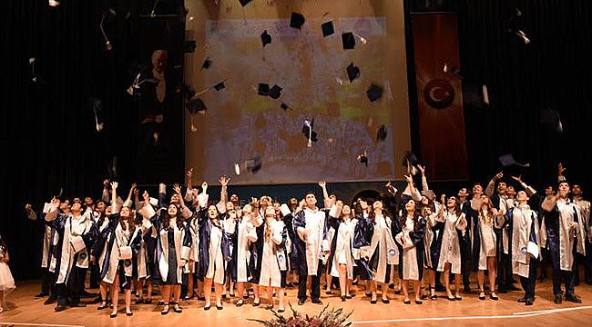 Özel Ege Lisesi 26. Dönem Mezunları Kep Giydi