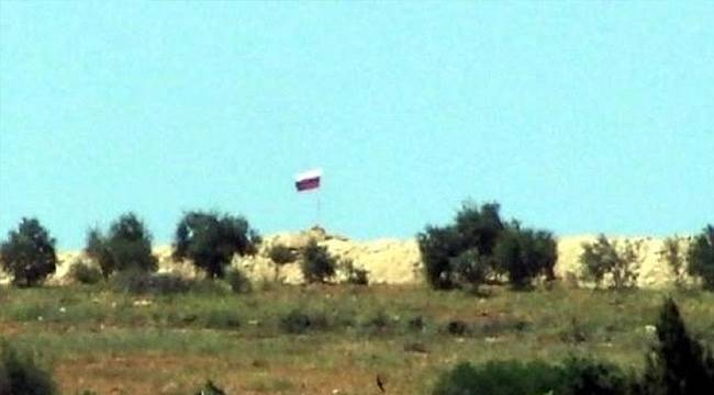Türkiye'nin Suriye Sınırına Rus Bayrağı Asıldı