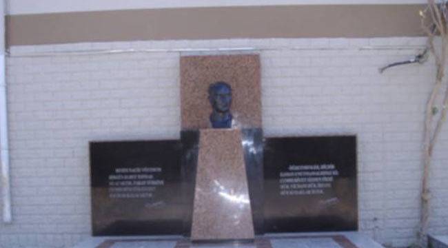 Atatürk Büstüne Gerici Saldırısı! 'Put' Deyip Tahrayla Vurdu
