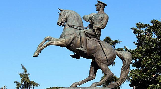 Atatürk Heykeline Saldıran Kişi Tutuklandı