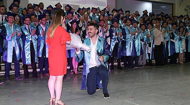 Binlerce Kişinin Önünde Romantik Teklif