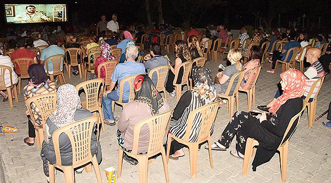 Bornova Belediyesi Açık Havada Sinema Keyfi Yaşatıyor