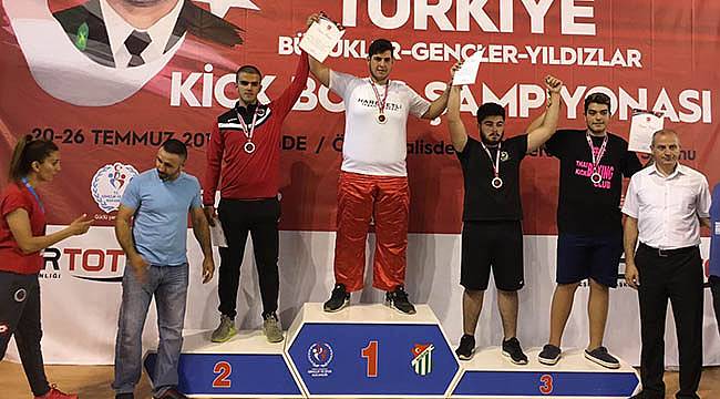 Bostanlısporlu Süleyman Emre Üstün Kick Boks’ta Türkiye 3.sü Oldu