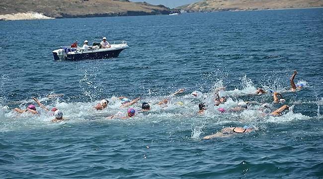 Denizcilik Bayramı'nda İzmir Protokolü Foça'da Kulaç Attı
