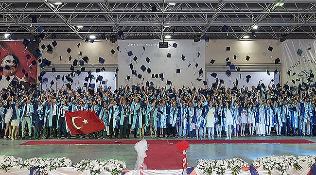 Eğitim Aşığı Akademisyen Yedinci Kez Kep Attı
