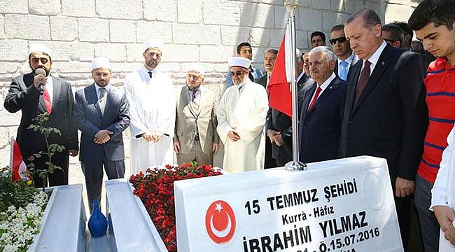 Erdoğan ve Yıldırım 15 Temmuz Şehitliği'ni Ziyaret Etti