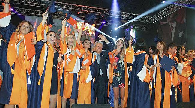 İzmir Ekonomili Mezunlar 4.00'la İş Dünyasına Adım Attı