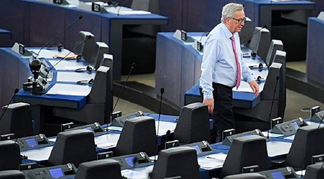 Juncker Avrupa Parlamentosu'nu Boş Görünce Öfkelendi