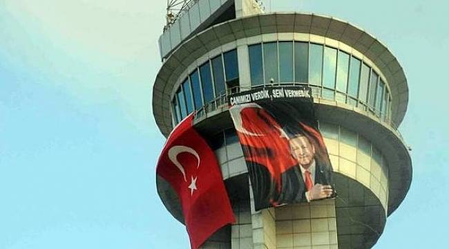 Kuleye Türk bayrağı ve Erdoğan Posteri