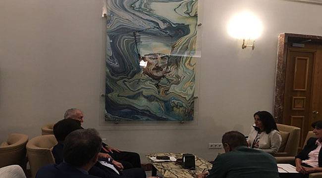 Muhalefet Kulisine Yeni Atatürk Portresi Asıldı