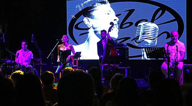 Sibel Tüzün’den Muhteşem Performans