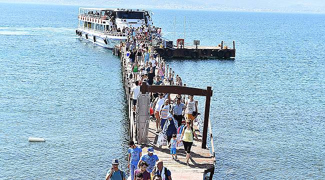 Sıcaktan Bunalan İzmirliler Yassıcaada'ya Koştu
