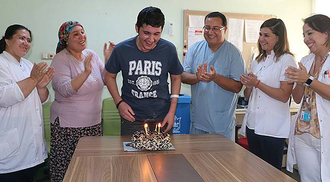 9 Ay Sonra Hayata Dönen Mustafa’ya Sürpriz Doğum Günü Partisi
