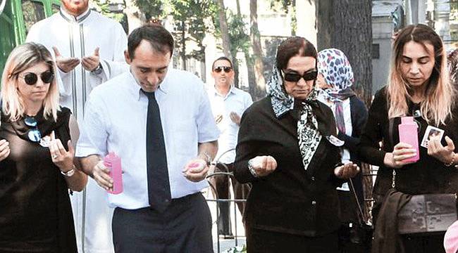 Cenaze Namazı Camide Kılındı, Katolik Mezarlığına Defnedildi