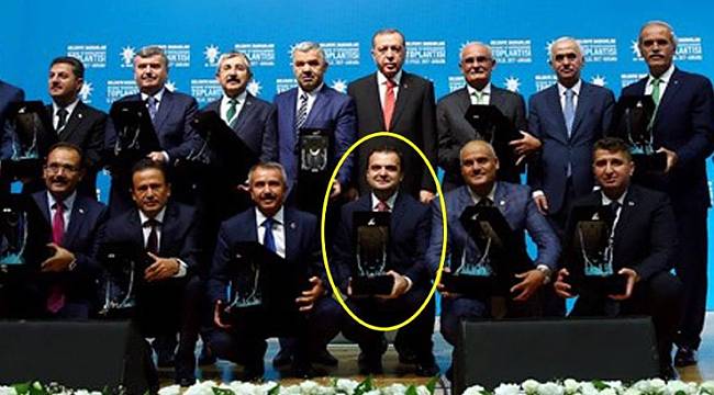 Erdoğan ‘FETÖ’den Yargılanan Belediye Başkanına Ödül Verdi