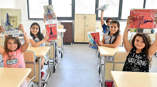 İzmir Büyükşehir Belediyesi'nden 50 Bin Öğrenciye Okul Hediyesi
