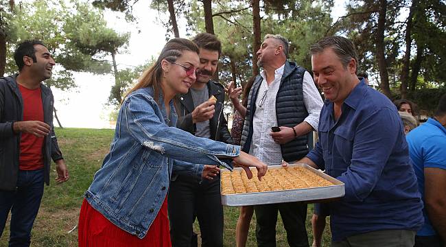 TEPSİ TEPSİ BAKLAVALI "DÜĞÜM SALONU" TOPLANTISI!