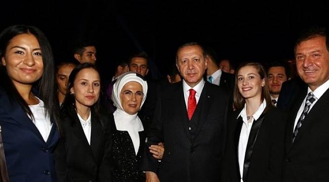Yeni Şafak Yazarı: 30 Ağustos Resepsiyonununda Mutsuz İnsan Çoktu; Reis'le Fotoğraf Çektirenler Hariç!