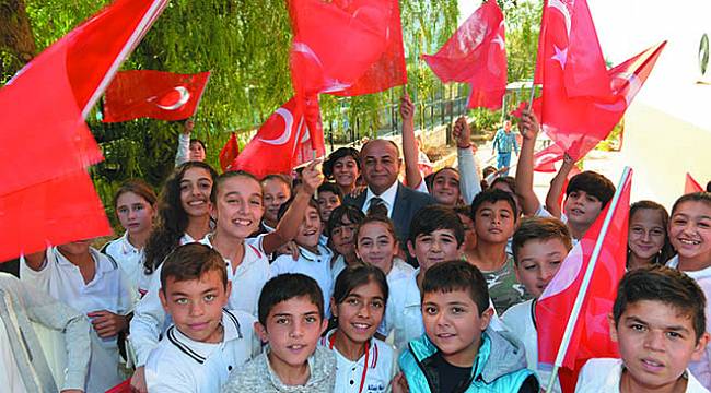 Başkan Hasan Arslan’dan 20 Bin Öğrenciye Türk Bayrağı