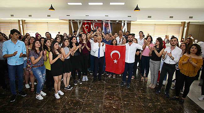 Bayraklı’da Başarılı Öğrencilere Burs Desteği