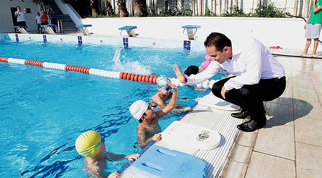 Bornova Belediyesi’nden Binlerce Kişiye Yıl Boyunca Yüzme Fırsatı