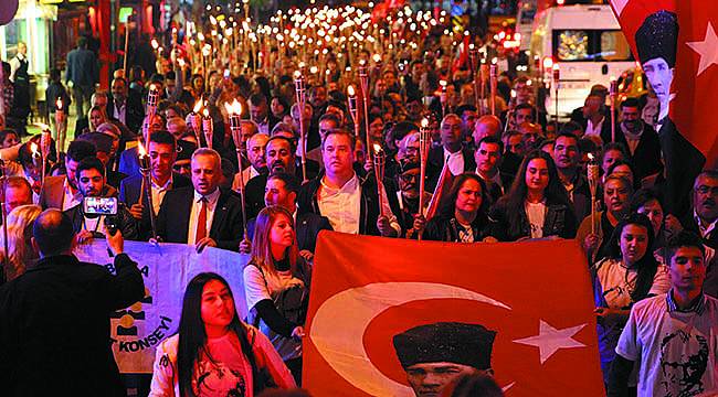 Buca’da Meşaleler Cumhuriyet İçin Yandı