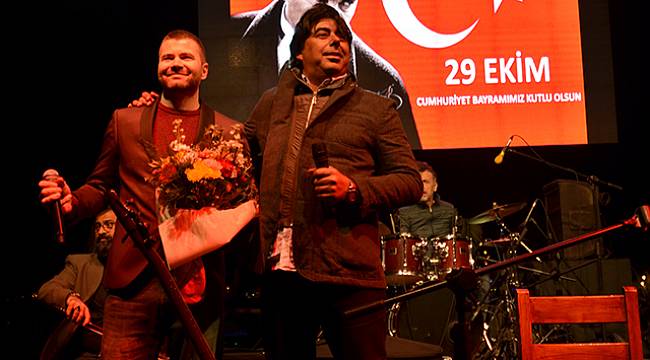 Cumhuriyet Sevgisi Foça'da Yürekleri Isıttı
