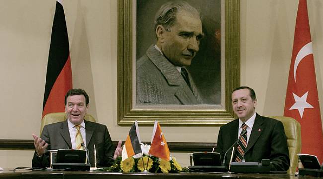 Eski Alman Başbakanı Schröder Gizli Görevle Erdoğan’ı Ziyaret Etmiş