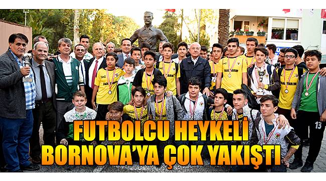 Futbolcu heykeli Bornova’ya çok yakıştı