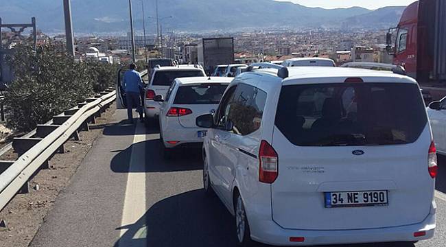 İzmir Çevre Yolu'nda Kaza Yüzlerce Araç Trafikte Sıkıştı