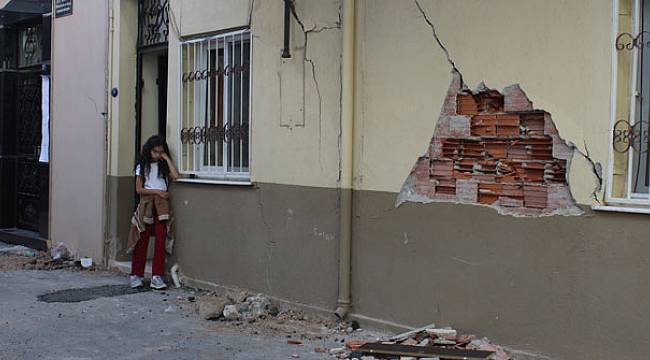 İzmir'de hasar gören binalarda yaşayanlar sokakta kaldı!