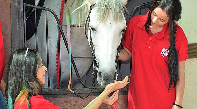 İzmir’de Kadın Seyis Adayları Ders Başı Yaptı