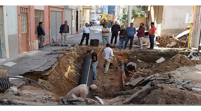 İzmir'de yol çöktü; apartmanlar boşatıldı!