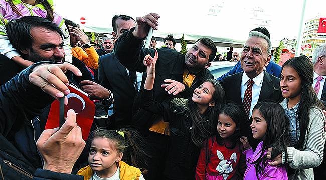 İzmirli Bayramını Kutluyor