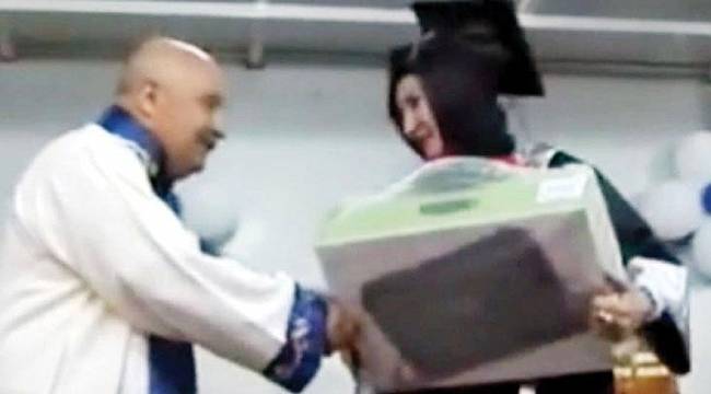 ‘Kadınla tokalaşmak ateş tutmaktan daha korkunç’ diyen rektör buna ne diyecek?