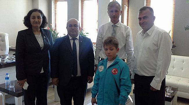 Minik Şampiyondan Foça Kaymakamına Madalyalı Ziyaret