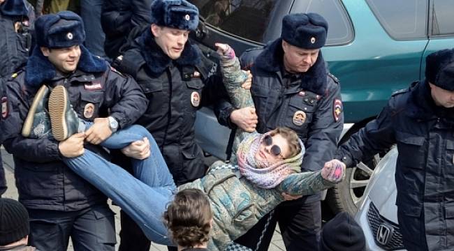 Rusya'da Putin Karşıtı Gösterilere Katılan Gençlerin Aileleri de Yargılanacak!