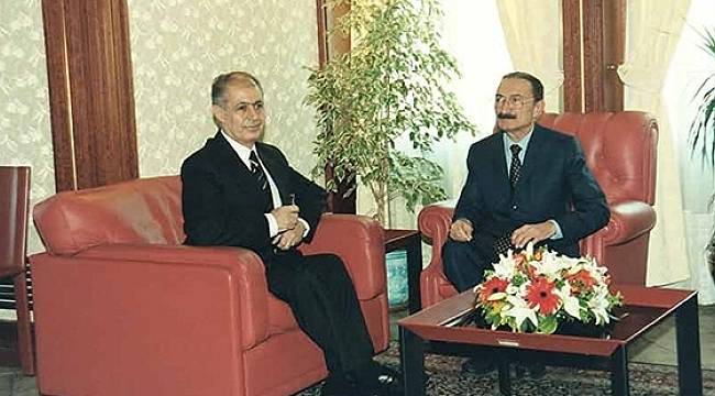 Ahmet Nejdet Sezer, Bülent Ecevit'e Neden Anayasa Kitapçığını Fırlattığını Açıkladı