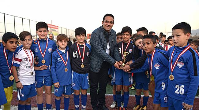 Bornovalı Minik Sporcular Atatürk İçin Sahadaydı