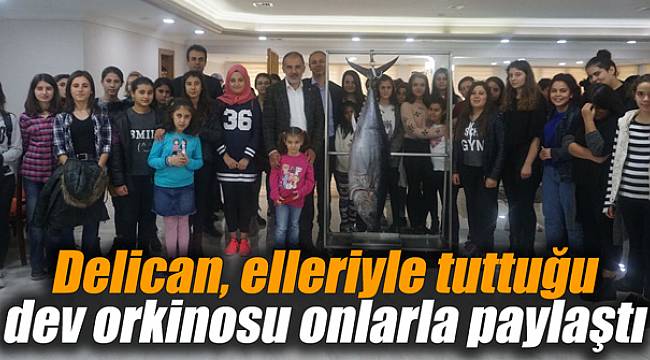 Delican, elleriyle tuttuğu dev orkinosu onlarla paylaştı!