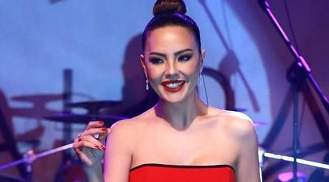 Ebru Gündeş'den Tek Gala