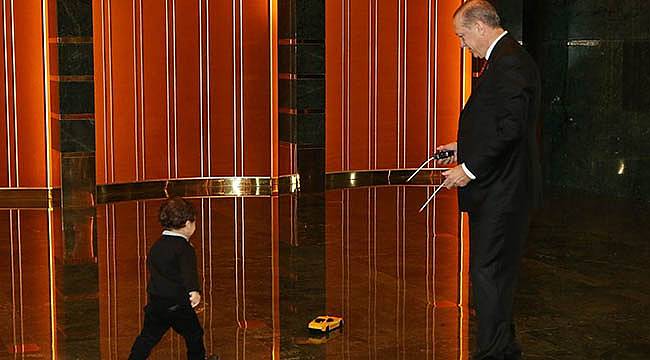 Erdoğan, Uzaktan Kumandalı Araba ile Oyuna Eşlik Etti