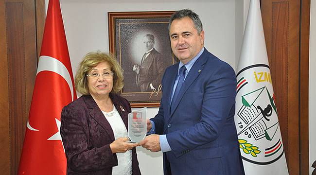 Kadın Haklarını Koruma Derneği'nden Baro Başkanı Aydın Özcan'a Plaket