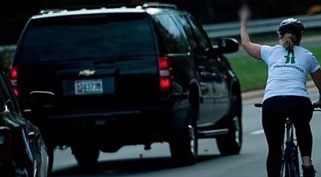 Trump’a El Hareketi Yapan Kadın İşten Atıldı