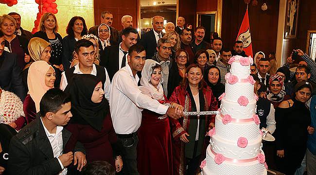 75 Çift Mutluluklarını Resmileştirdi