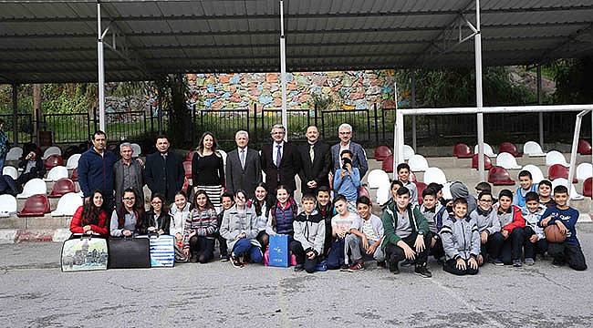Akpınar’dan Öğrencilere ‘Tribün’ Hediyesi