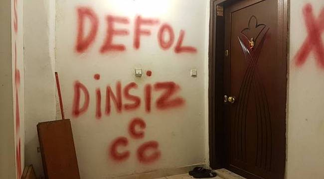 Alevi Ailenin Kapısına Tehdit Yazısı